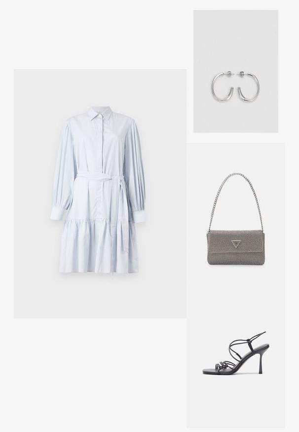 Vestido em tom azul claro com riscas, colarinho abotoado, mangas longas com puffs, cintura com cinto e uma barra em camadas com volantes.; As sandálias de salto alto pretas apresentam tiras finas com um design em nó, uma biqueira quadrada lisa e um elegante salto agulha.; Bolsa metálica cinza claro com uma alça de corrente, adornada com pequenos rebites metálicos circulares e um logótipo triangular da marca.; Brincos de argola prateados com um acabamento suave e brilhante. Forma arredondada, design leve, com fecho de pino.