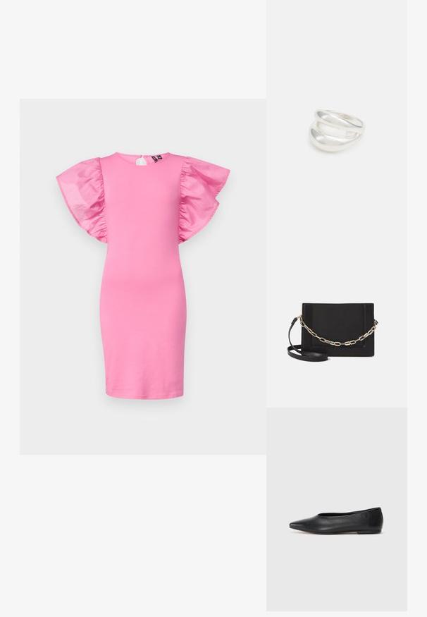 Ružičasta uska haljina s kratkim, nabranim satenskim rukavima. Okrugli izrez, do koljena, glatka tkanina s laganom teksturom.; Crne kožne balerinke, uski vrh, minimalistički dizajn, glatka tekstura, niska peta, bez vidljivih dodataka ili ukrasa.; Crna kožna torba preko tijela s glatkom teksturom, pravokutnim oblikom i metalnim lancem na prednjoj strani. Uključena je podesiva naramenica.; Srebrna dvostruka prsten s glatkom, poliranom površinom. Karakterizira ga fluidan, zakrivljen dizajn s preklapajućim sekcijama za moderan izgled.