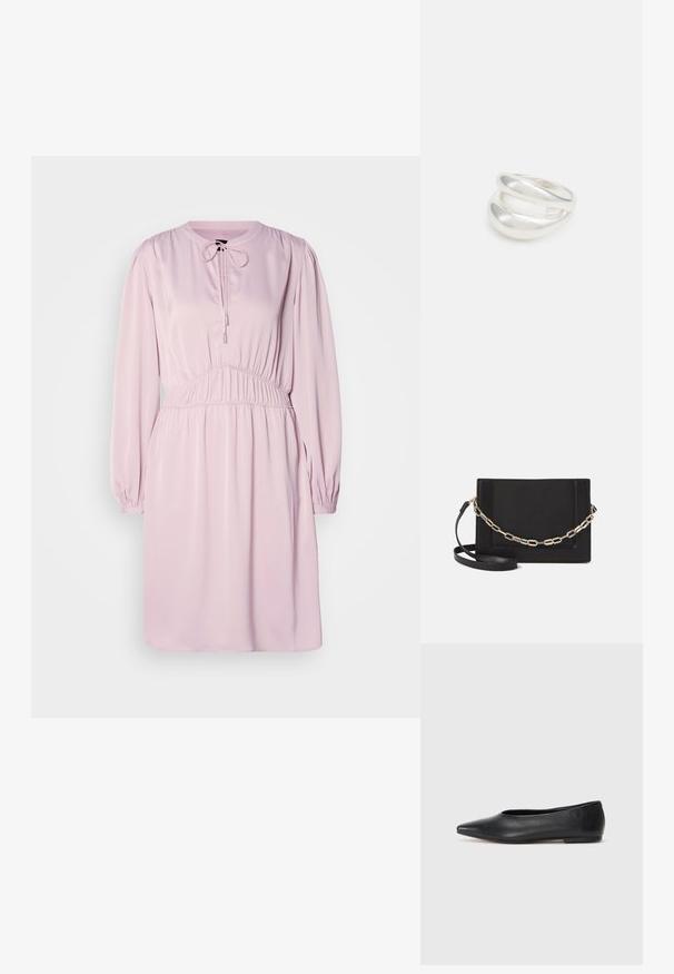 Różowa sukienka z długim rękawem, okrągłym dekoltem, z wyciąganą sznurkiem w pasie i gładkiego materiału. Posiada bufiaste rękawy oraz luźny krój.; Czarne baleriny z lakierowanej skóry, spiczasty nosek, minimalistyczny design, gładka faktura, niskie obcasy, bez widocznych elementów metalowych czy ozdób.; Czarna skórzana torebka typu crossbody z gładką teksturą, prostokątnym kształtem oraz metalowym detalem w postaci łańcuszka z przodu. W zestawie regulowany pasek.; Srebrna obrączka podwójna z gładką, polerowaną powierzchnią. Posiada płynny, zakrzywiony kształt z nakładającymi się sekcjami, co nadaje nowoczesny wygląd.