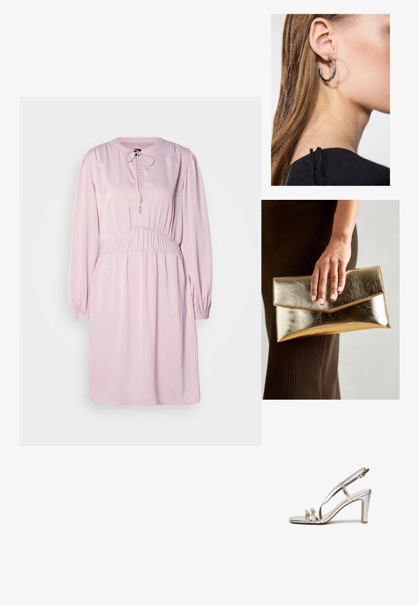 Roosa pikkade varrukatega kleit ümmarguse kaelusega, nöörimise sulgemisega, volangvööga ja siledast kangast. Omab puhvärvusi ning lahedat lõiget.; Metallilise hõbedase värvi kõrge kontsaga sandaal avatud varbaga, millel on jalas kolm õhukest rihma ja pahkluuring koos kinnitusega.; Kuldne metallist käekott, millel on sile tekstuur ja kolmnurkne klapp. Kotti hoidev käsi on hoolikalt maniküüritud küüntega.; Hõbedane rõngas kõrvarõngas poleeritud viimistlusega, millel on väikesed kuldsed aktsendid ja ümmargune kuju, kantud lobus.