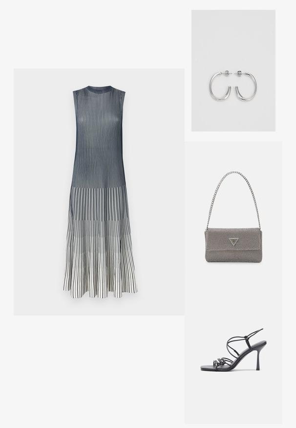 Sukienka bez rękawów z okrągłym dekoltem; posiada pionowe niebieskie i białe paski; teksturowana tkanina z luźnym fasonem w literę A.; Czarne sandały na wysokim obcasie mają cienkie paski z węzłowym wzorem, gładki, kwadratowy czubek i smukły obcas w stylu szpilki.; Jasnoszara metaliczna torebka na łańcuszku, ozdobiona małymi okrągłymi metalowymi ćwiekami oraz trójkątnym logo marki.; Srebrne kolczyki na biglu o gładkim, błyszczącym wykończeniu. O zaokrąglonym kształcie, lekkim designie, z zamknięciem na zatrzask.