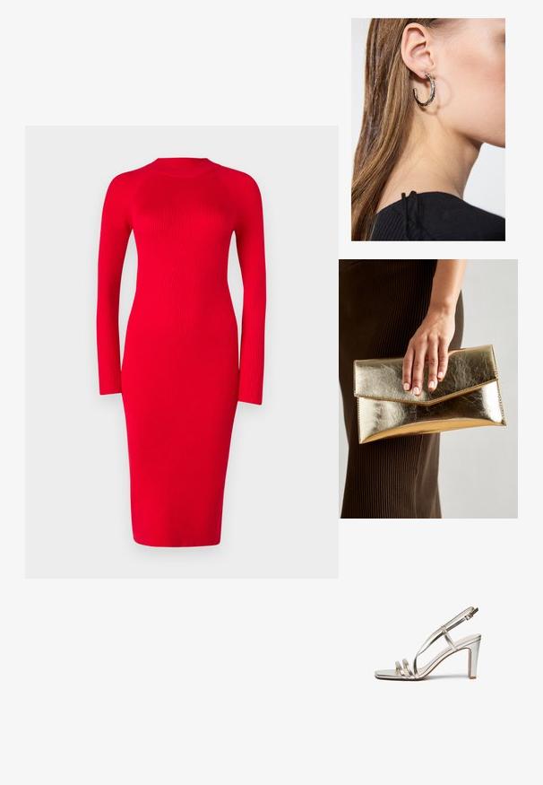 Röd ribbade långärmad klänning med hög krage, figurnära silhuett och midilängd; har textur och lätt stretch.; Metallisk silver högklackad sandal med öppen tå, med tre tunna remmar över foten och en ankelslinga med spänne.; Gyllene metallisk kuvertväska med en slät yta, försedd med en triangulär flikstängning. Den hand som håller den har välvårdade naglar.; Silverörhänge med polerad yta, med små detaljer i guld och rund form, bärs på loben.