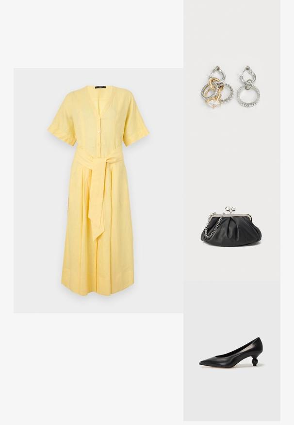 Gul linn klänning med korta ärmar, v-ringning, knappstängning och ett självknutet bälte i midjan; har en flytande, A-linjeformad design.; Svart läderhögklackad sko med spetsig tå och rund, bollformad klack. Slät yta med en elegant, minimalistisk design.; Svart läderclutch med rynkad struktur, silverfärgad metallram, lås med kysslås och kedjesnodd. Slät, mjuk yta.; Örhängen i form av ringar med en kombination av sammanflätade guld- och silverringar, en klar kubisk zirkonia-accent och en strukturerad ring.