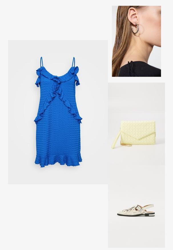 Plava bezručna haljina s teksturiranim materijalom, volanima na dekolteu i rubu, te lepršavim oblikom. Bez vidljivih kopčanja ili uzoraka.; Sandalice sa zatvaračem u bijeloj koži s višestrukim širokim trakama i srebrnim kopčama; ravni potplat s malim crnim potpeticama i metalnim akcentima.; Žuta pletena novčanica s preklopnim dizajnom, odvojivim remenom za zapešće i zlatnim lancem kao ukrasom. Glatka tekstura i pravokutni oblik.; Srebrna kružna naušnica s poliranim završetkom, koja ima male zlatne detalje i okrugli oblik, nošena na uhu.