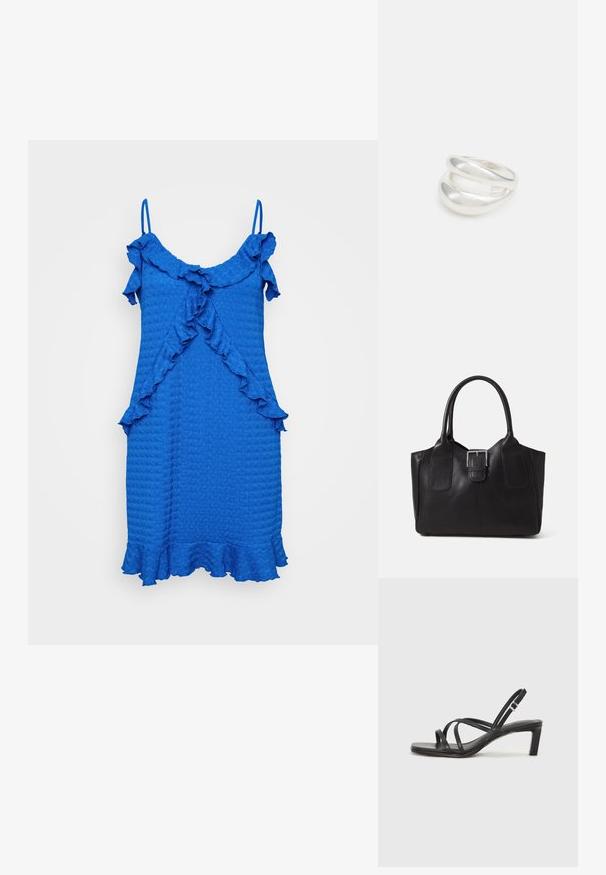 Modrá bezrukávová šaty s texturovanou tkaninou, volánovým výstrihom a lemom, a rozšíreným strihom. Žiadne viditeľné zapínanie ani vzory.; Čierne sandále na vysokom podpätku so štvorcovou špičkou a nízkym blokovým podpätkom. Obsahujú viacero tenkých popruhov a nastaviteľný členkový popruh. Vyrobené z hladkej kože.; Čierna kožená taška s hladkou textúrou, štruktúrovaným tvarom, dvoma uchami a výrazným strieborným prackovým detailom na prednej strane.; Strieborný prsteň s dvojitým pásikom s hladkým, lesklým povrchom. Má plynulý, zakrivený dizajn s prekryvajúcimi sa časťami pre moderný vzhľad.