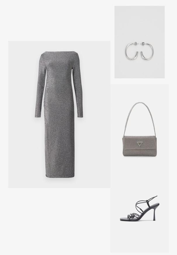 Langärmliges, figurbetontes Abendkleid aus metallic-grauem Stoff mit einem Bootsausschnitt und seitlichen Raffungselementen. Glatte, glänzende Textur.; Schwarze, hochhackige Sandalen mit dünnen Riemen und einem geknoteten Design, einer glatten, rechteckigen Zehenpartie und einem eleganten Stiletto-Absatz.; Hellegraue metallische Handtasche mit einer Kettenriemen, verziert mit kleinen kreisförmigen metallic Nieten und einem dreieckigen Markenlogo.; Silberne Creolen mit einer glatten, glänzenden Oberfläche. Abgerundete Form, leichtes Design, mit einer Steckverschluss.