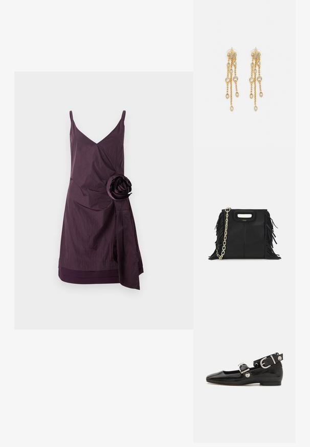 Fialová bezrukávová šaty s výstrihom do V, so zvrásnenou textúrou a veľkým látkovým ružovým akcentom na ľavej strane. Ovinujúci dizajn okolo pásu.; Čierne lakované baleríny so štvorcovou špičkou, remienkom okolo členka so striebornými prvkami a plochou podrážkou. Hladký povrch s minimalistickým dizajnom.; Čierna kožená kabelka s strapcami, zlatým reťazovým ramenným popruhom a vykrojenou rukoväťou. Na prednej strane sa nachádza logo.; Zlaté náušnice s mnohými kaskádovými reťazcami, ozdobené jasnými oválnymi kryštálmi a dekoratívnymi puzdrami.