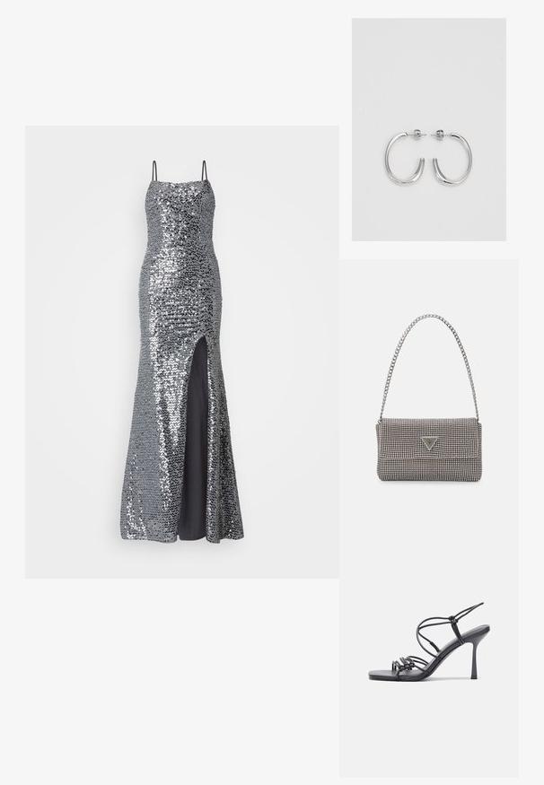 Srebrna вечерна обleka s sequini, z naramnicami spaghetti, oprijetim bodicem in visokim razporkom do stegna. Gladko črno podlago spodaj.; Črne visoke sandale na peto imajo tanke naramnice z vozlom, gladek kvadratni toe in eleganten stiletto peto.; Svetlo siva kovinska torbica z verižnim ročajem, okrašena z majhnimi okroglimi kovinskimi bleščicami in trikotnim logotipom blagovne znamke.; Srebrne uhančke v obliki obroča z gladko, sijočo površino, ukrivljene oblike in zapiranjem na zatič. Minimalistična zasnova z modernim zaključkom.