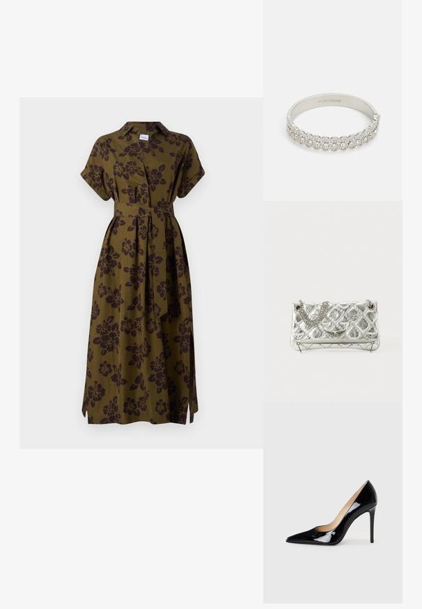 ASPESI ABITO - Skjortekjole - militare; Sorte lakerede højhælede sko med en spids tå-design og en strømlinet silhuet. Har en glat, skinnende finish og en slank stiletto-hæl.; Sølvmetallic håndtaske med kædehåndtag, quiltet tekstur, dekorativ syning og lynlås lukning. Har prægede detaljer på forsiden.; Sølvarmbånd med en række runde, klare krystaller, en struktureret overflade, glat inderside og lås.