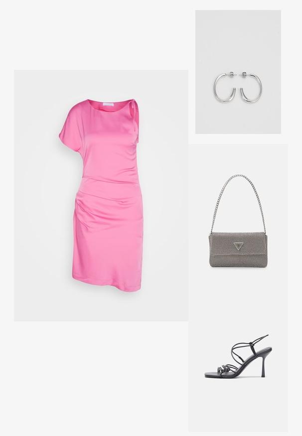 Rochie roz cu un singur umăr, realizată dintr-un material neted, având un detaliu pliat pe lateral și o croială lejeră. Mâneci scurte și lungime până la genunchi.; Sandale negre cu toc înalt au curele subțiri cu un design legat, un vârf pătrat neted și un toc stiletto elegant.; Geantă metalică gri deschis, cu un strap din lanț, decorată cu mici ținte circulare metalice și un logo de marcă triangular.; Cercei creole din argint cu suprafață netedă și lucioasă, având o formă curbată și închidere cu tija. Design minimalist cu un finisaj modern.