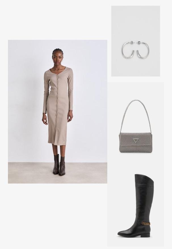 Kötött bézs ruha, mély kivágással, hosszú ujjakkal, elülső gombos záródással, oldalsó hasítékokkal, és diszkrét logóval az alján. Barna bokacsizmával viselve.; Magas fekete bőrcsizma áramvonalas dizájnnal, hegyes orral és arany lánc díszítéssel a bokán. Alacsony, tömbsarkú. Sima felület.; Világosszürke fémes kézitáska lánc pánttal, kis kör alakú fém kifinomult díszítéssel és háromszög alakú márkagéppel.; Ezüst karika fülbevalók sima, fényes felülettel. Lekerekített forma, könnyű kialakítással, tűs zárómechanizmussal.