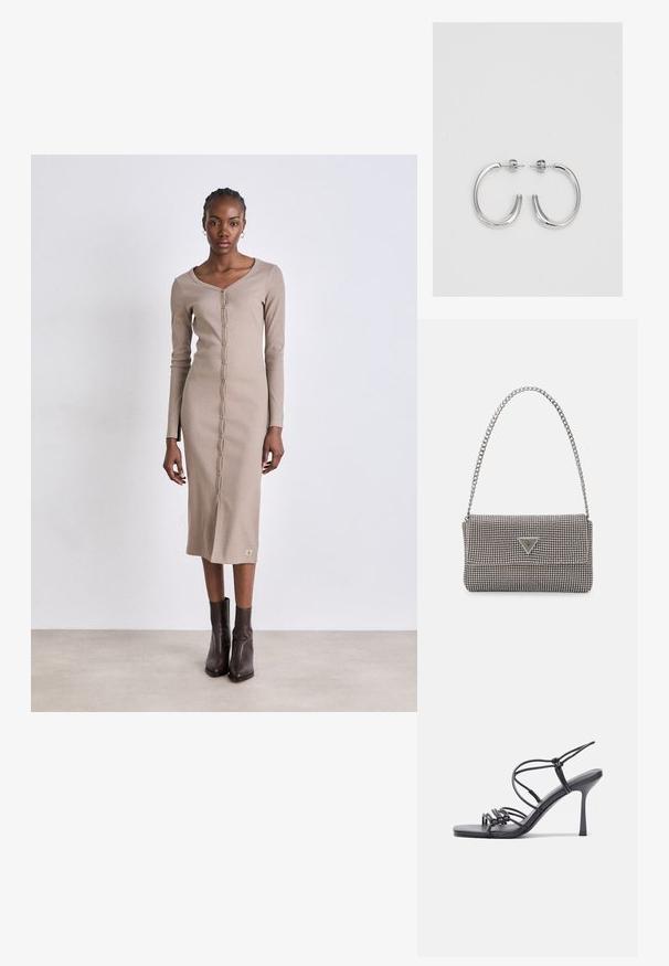 Pletena bež obleka z okroglim izrezom, dolgimi rokavi, sprednjim gumbom, stranskimi razporki in diskretnim logotipom na robu. Oblečena z rjavimi gležnjarji.; Črne visoke sandale na peto imajo tanke naramnice z vozlom, gladek kvadratni toe in eleganten stiletto peto.; Svetlo siva kovinska torbica z verižnim ročajem, okrašena z majhnimi okroglimi kovinskimi bleščicami in trikotnim logotipom blagovne znamke.; Srebrne obročaste uhane z gladko, sijočo površino. Zaobljena oblika, lahka zasnova, z zapiranjem na zatič.