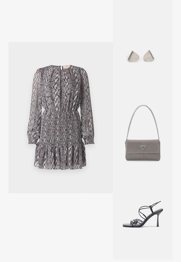 Haljina s uzorkom zmije u sivoj i crnoj boji, dugih rukava, s nabranim pojasom i volanima na rubu. Ima zatvaranje na leđima u obliku ključanice.; Crne sandale na visokoj potpetici imaju tanke trake s čvorastim dizajnom, glatki kvadratni vrh i elegantnu stiletto petu.; Svijetlosivi metalik ruksač s lancem, ukrašen malim okruglim metalnim zakovicama i trokutastim logotipom marke.; Srebrne metalne naušnice s glatkim, oblikom suze i poliranim završetkom. Suptilni utori dodaju detalje. Minimalistički dizajn.
