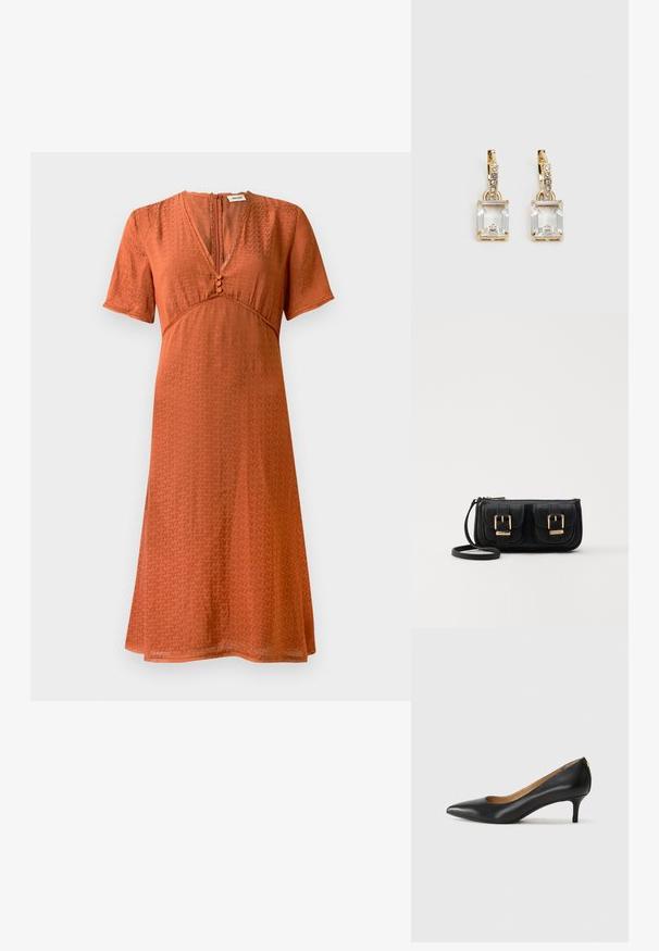 Šaty s krátkým rukávem v měděné barvě s texturovaným vzorem. Mají výstřih do V a zapínání na knoflíky na přední straně, splývavý A-liniový střih.; Černé kožené lodičky s špičatou špičkou, nízkým podpatkem a hladkým povrchem. Mají mírné otevření vpředu a minimální kovové prvky na zadní straně.; Černá kožená crossbody taška se dvěma předními kapsami, zlatými přezkami, zipovým uzávěrem a štíhlým popruhem. Texturovaný povrch a kompaktní obdélníkový tvar.; Náušnice ve zlatém odstínu s obdélníkovým, průhledným krystalem zavěšeným pod řadou malých, kulatých průhledných akcentů. Elegantní, moderní design.