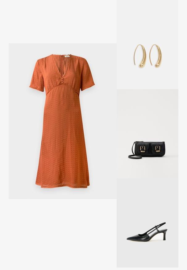 Kratka obleka s kratkimi rokavi v rdečkasto rjavi barvi z teksturiranim vzorcem. Ima V-izrez in gumbno zapiranje spredaj, pahljačasto silhueto.; Črne lakaste slingback pete s koničastim nosom, ki imajo teksturiran vzorec kačje kože, nastavljiv trak in kratek teksturiran blok peto.; Črna usnjena torbica čez ramo z dvema sprednjima žepoma, zlatimi zaponkami, zadrgo in ozkim pasom. Tekstura površine je strukturirana, obliko pa ima kompaktno pravokotno.; Zlato-tonirani kovinski uhani v obliki obroča s krivuljo in podolgovato obliko. Imajo gladko, sijočo površino in zaobljen vrh za dodaten detajl.