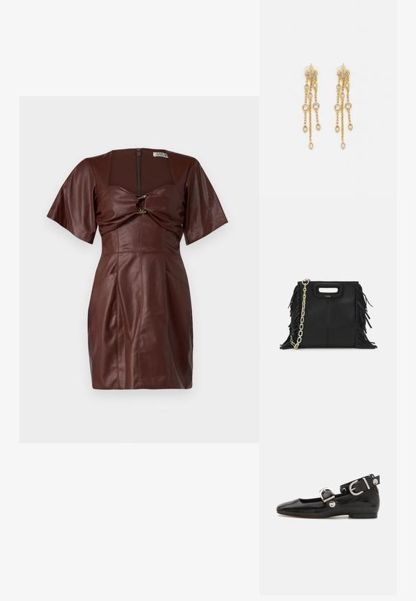 Barna bőr mini ruha négyzet alakú kivágással, rövid ujjakkal, elülső csavarodással és cipzáras záródással a háton.; Fekete lakkbőr lapos cipő négyzet alakú orral, ezüst hardware-rel ellátott bokapánttal és lapos talppal. Simaságával és minimalista dizájnjával kiemelkedő.; Fekete bőr kézitáska, frufrus részletekkel, arany láncos vállpánttal és kivágott fogantyúval. Az elülső részen logó található.; Aranyszínű fülbevalók, több zuhanó lánccal, tiszta ovális strasszköves díszítéssel és dekoratív fülbevaló tetejével.