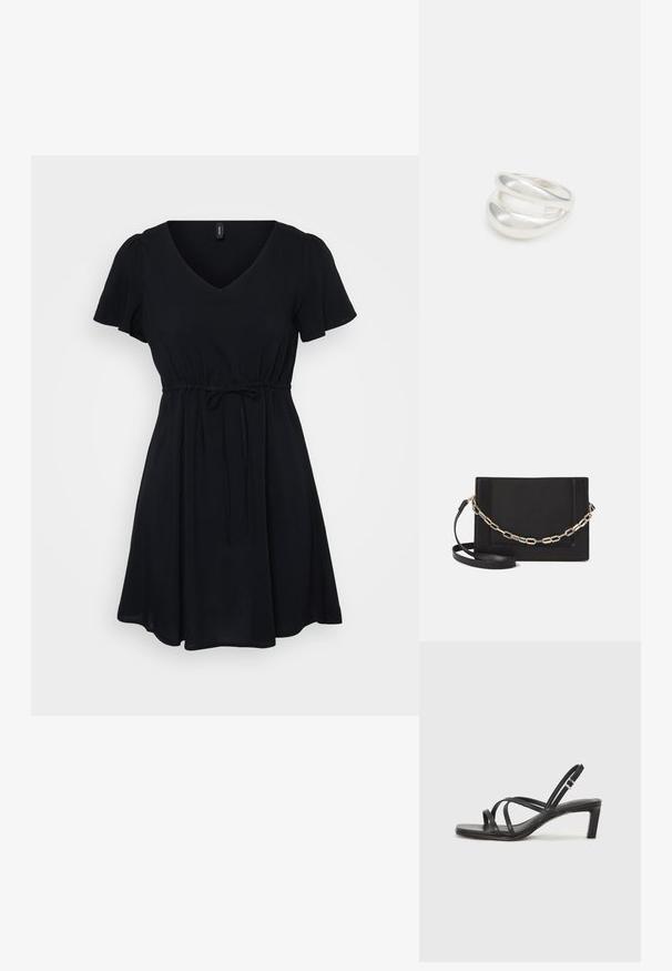 Crna haljina s kratkim napuhanim rukavima, V-izrezom i strukom na vezanje. Lepršavi dizajn, lagana tkanina i duljina iznad koljena.; Crne sandale s trakama, kvadratnim prstom i niskom blok petom. Ima više tankih trakica i podesivu trakicu oko gležnja. Izrađene su od glatke kože.; Crna kožna torba preko tijela s glatkom teksturom, pravokutnim oblikom i metalnim lancem na prednjoj strani. Uključena je podesiva naramenica.; Srebrna dvostruka prsten s glatkom, poliranom površinom. Karakterizira ga fluidan, zakrivljen dizajn s preklapajućim sekcijama za moderan izgled.