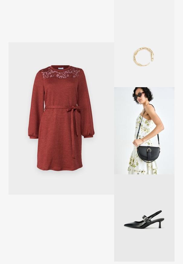 Czerwona sukienka z długimi rękawami, z dzianiny, z koronkowym detalem na bodice oraz przewiązywanym paskiem w talii. Posiada okrągły dekolt i luźny krój.; Czarne lakierowane szpilki slingback z wąskim noskiem i małym słupkiem, z ozdobnym srebrnym klamrą na pasku.; Czarna skórzana torebka o zakrzywionym kształcie, z odpinanym paskiem i złotymi akcentami. Torebka posiada klapę z zapięciem w kształcie klamry.; Pierścionek w odcieniu złota z organicznym, skręconym wzorem, o gładkiej fakturze i zwężających się końcach, tworzący nowoczesny, rzeźbiarski wygląd.