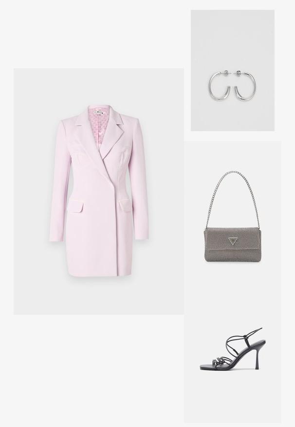 Vestido blazer rosa com mangas longas, lapela recortada e dois bolsos frontais. Apresenta costura branca contrastante e um forro interior texturizado.; As sandálias de salto alto pretas apresentam tiras finas com um design em nó, uma biqueira quadrada lisa e um elegante salto agulha.; Bolsa metálica cinza claro com uma alça de corrente, adornada com pequenos rebites metálicos circulares e um logótipo triangular da marca.; Brincos de argola prateados com um acabamento suave e brilhante. Forma arredondada, design leve, com fecho de pino.