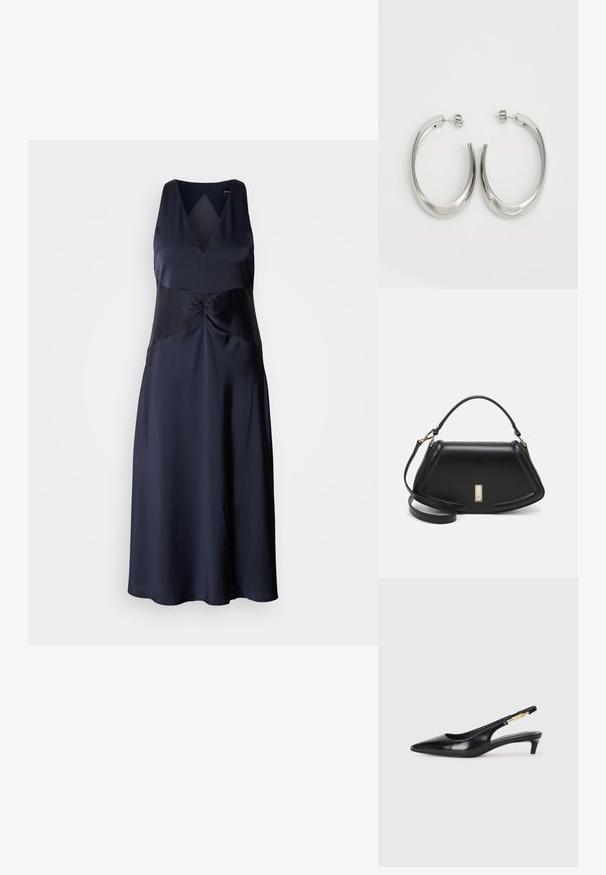 Mörkblå ärmlös klänning i satin med V-ringning, vriden bodice-detalj och flytande A-linjeform. Slät, glänsande textur.; Svart läder slingback-hälar med spetsig tå, med en smal klack och en guldtonad detalj på den justerbara remmen. Slät textur.; Svart läderhandväska med en strukturerad design, som har en avskuren form, ett handtag upptill och guldiga detaljer. Justerbar axelrem ingår.; Silverfärgade hoopsörhängen med en slät, böjd design. Har en glänsande metallisk yta och ett stiftlås. Inga synliga mönster eller detaljer.