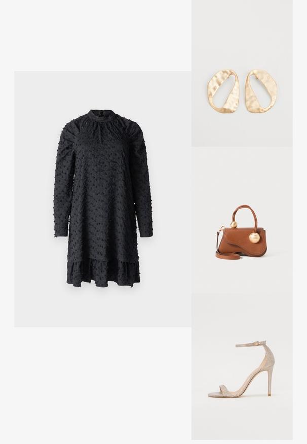 Hofmann Copenhagen REESE - Freizeitkleid - black; Riemchen-High-Heelsandale in metallic Roségold mit einer strukturierten Oberseite, offenen Zehen und einem Knöchelriemen mit einer goldenen Schnallen-Detail.; Braune Lederhandtasche mit wellenförmigem Design, ausgestattet mit zwei kreisförmigen goldenen Akzenten und einem abnehmbaren Schulterriemen für vielseitigen Tragekomfort.; Ein Paar unregelmäßige, oval geformte Ohrringe aus goldfarbenem Metall mit einer strukturierten, leicht gehämmerten Oberfläche auf weißem Hintergrund.