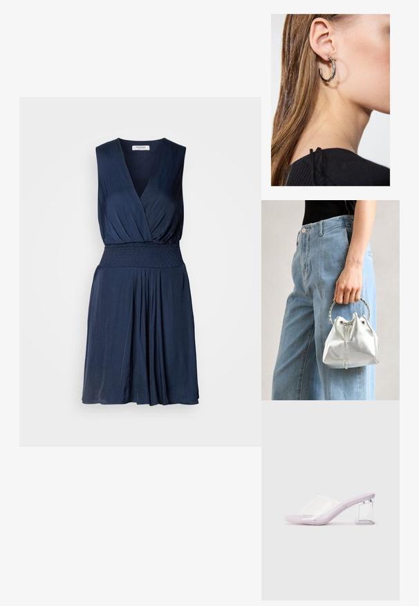 Marineblå, ermeløs kjole med dyp V-hals, smocket midje og flagrende skjørt. Laget av mykt stoff med en subtil tekstur.; Lilla hæl mules med øvre del i klar plast og en gennemsigtig blokhæl. Glat tekstur, åben tådesign, minimalistisch form.; Sølvfarget metallic bøtteveske med tekstur, dekorert med et rundt sølvhåndtak og snøring, holdt mot lyseblå jeans.; Sølv ringøredob med en polert finish, med små gull detaljer og en rund form, båret på øreflippen.