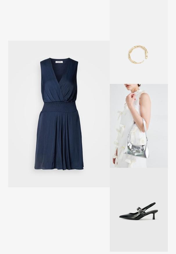 Námorníckom modrá bezrukávová šaty s hlbokým V-výstrihom, gumičkovým pásom a rozšírenou sukňou. Vyrobené z jemnej tkaniny, s decentnou textúrou.; Čierne patentové kožené sandále na podpätku so špicatou špičkou a malým blokovým podpätkom, s dekoratívnou striebornou sponou na remienku.; Strieborná metalická kabelka so štruktúrovaným tvarom, ktorá má hornú rukoväť a mašľu na prednej strane. Hladká textúra, reflexný povrch.; Prsteň v zlatej farbe s organickým, skrúteným dizajnom, hladkým povrchom a zužujúcimi sa koncami, vytvárajúci moderný, sochársky vzhľad.