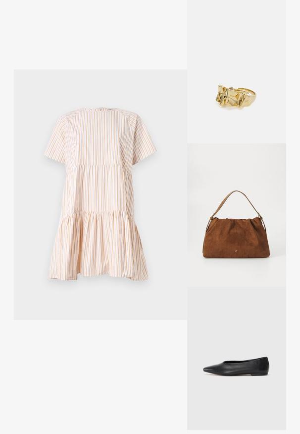 Korte mouw jurk in witte en oranje verticale strepen, met een geplooide taille en uitlopende zoom. Gemaakt van lichte stof.; Zwarte leren balletflat, puntige neus, minimalistisch design, gladde textuur, lage hak, geen zichtbaar beslag of versieringen.; Bruine suède handtas met een geplooid ontwerp, voorzien van een enkele tan kleur leren schouderband en een subtiele gouden logo-detail aan de voorkant.; Gouden ring met een textuur van golvende ontwerpen met drie opvallende pieken. Gladde, glanzende oppervlakte met eenopen band voor een verstelbare pasvorm.