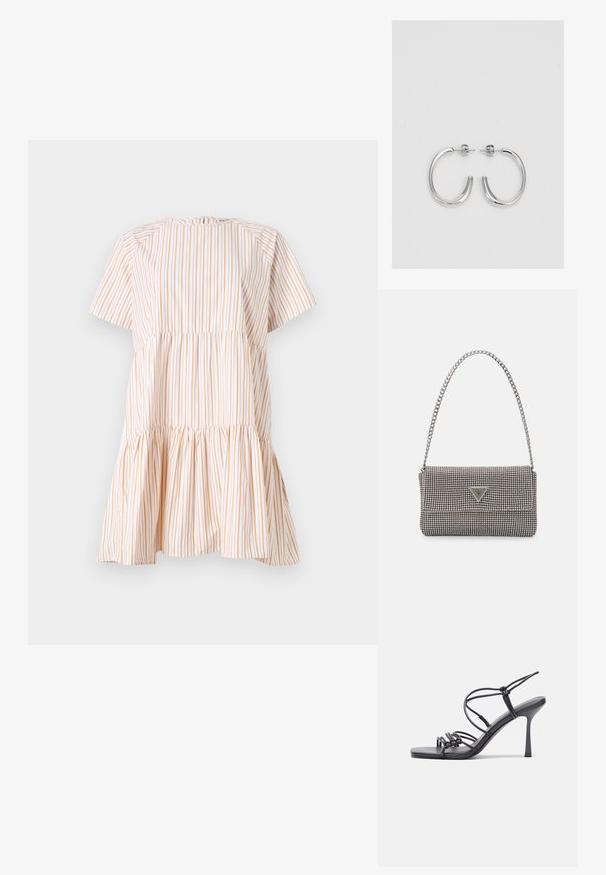 Sukienka z krótkim rękawem w białe i pomarańczowe pionowe paski, z marszczoną górą i rozkloszowanym dołem. Wykonana z lekkiego materiału.; Czarne sandały na wysokim obcasie mają cienkie paski z węzłowym wzorem, gładki, kwadratowy czubek i smukły obcas w stylu szpilki.; Jasnoszara metaliczna torebka na łańcuszku, ozdobiona małymi okrągłymi metalowymi ćwiekami oraz trójkątnym logo marki.; Srebrne kolczyki na biglu o gładkim, błyszczącym wykończeniu. O zaokrąglonym kształcie, lekkim designie, z zamknięciem na zatrzask.