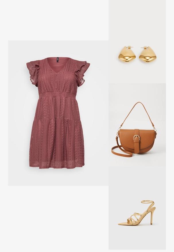 Růžové šaty s výstřihem do V, krátkými volánkovými rukávy, detaily na knoflících a sukní ve vrstvách s krajkovým vzorem.; Zlaté sandály na vysokém podpatku se špičatou špičkou, metalickým leskem, štíhlým kotníkovým páskem a texturovaným podpatkem. Elegantní design s minimálními akcenty.; Hnědá kožená křížová taška s zakřiveným tvarem, zlatými detaily a akcentem s přezkou. Obsahuje odnímatelný popruh na rameno.; Náušnice z kovu ve zlatém tónu s hladkým, zaobleným trojúhelníkovým tvarem a designem na zadní upevnění; lesklý povrch s minimálními detaily.