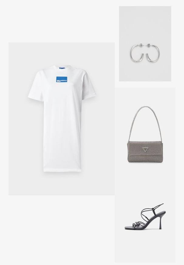 Bijela kratka majica s kratkim rukavima od pamuka s plavim pravokutnim logotipom na prednjoj strani. Ravni rub i okrugli izrez.; Crne sandale na visokoj potpetici imaju tanke trake s čvorastim dizajnom, glatki kvadratni vrh i elegantnu stiletto petu.; Svijetlosivi metalik ruksač s lancem, ukrašen malim okruglim metalnim zakovicama i trokutastim logotipom marke.; Srebrne naušnice u obliku obruča sa glatkom, sjajnom površinom, zakrivljenog oblika i zatvaranjem na čep. Minimalistički dizajn s modernim završetkom.