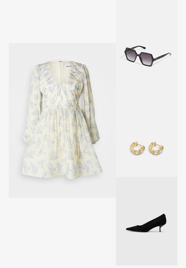 Gul blommig klänning med blå botaniska mönster, plisserad kropp, djup V-ringning och långa svävande ärmar, med en dragkedja i ryggen.; Svart mocka hög klackskor med spetsig tå och en smal, låg klack. Slät textur med en elegant design, utan synlig hårdvara.; Svarta sexkantiga solglasögon med gradientlinser, med en glansig finish och subtil branding på skalmen. Hållbar plastkonstruktion.; Guld hoops med en texturerad design och tre klara kristallaccentuer på ena sidan, vilket ger en modern geometrisk estetik.