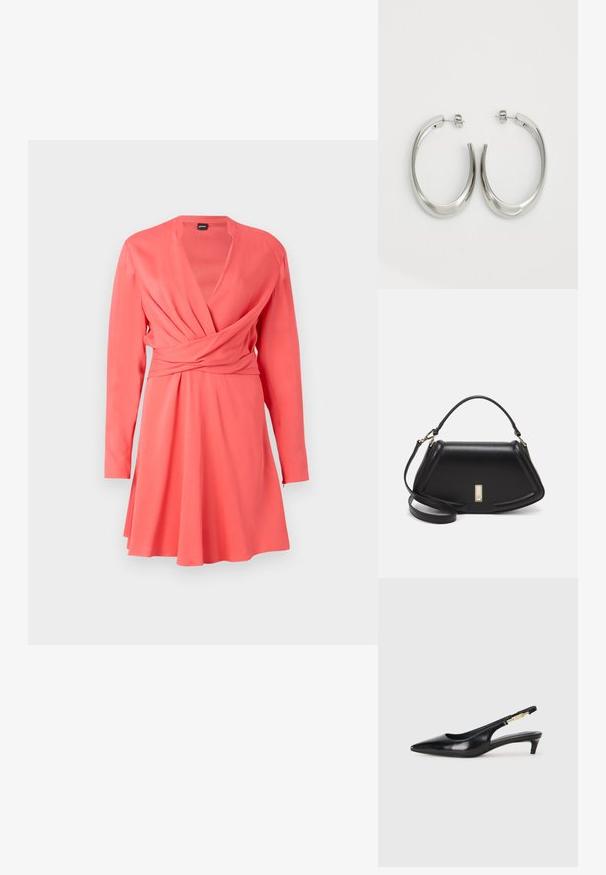 Korall színű, hosszú ujjú, V-nyakú, derékban gyűrt, bővülő szoknyás és sima textúrájú ruhadarab.; Fekete bőr slingback magassarkúk, hegyes orral, vékony sarkakkal és arany színű részlettel a állítható pánton. Simа felület.; Fekete bőr kézitáska, strukturált dizájnnal, rövidített formával, felső fogantyúval és arany színű kiegészítőkkel. Állítható vállpánt is tartozik hozzá.; Ezüst karika fülbevalók sima, ívelt formával. Fényes fémes felülettel és tűs zárral rendelkeznek. Nincsenek látható minták vagy kiegészítők.