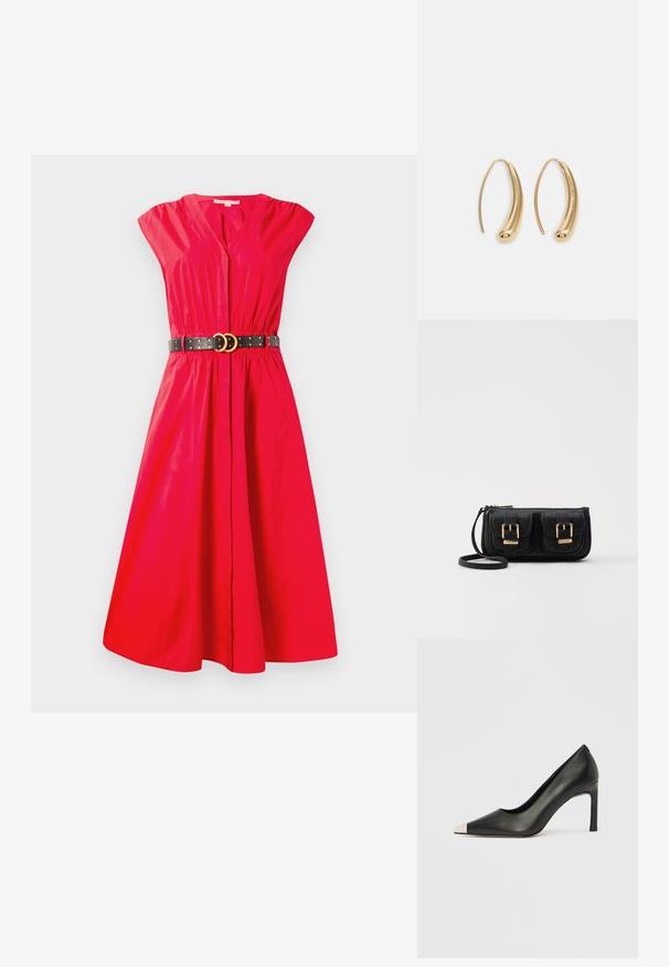 Sarkans kokvilnas kleita ar īsām piedurknēm, V veida dekoltē, ar savilktu jostasvietu un melnu jostu ar zelta dubultiem gredzeniem un uzdotiem dekoratīviem elementiem. Sānu gali plati līdz ceļiem.; Melns ādas augstpapēžu kurpes ar smailu purngalu un metāliski sudraba uzgali. Ir gluda apdare un slaids 10 cm augsts papēdis.; Melnas ādas crossbody soma ar divām priekšējām kabatām, zelta sprādzēm, ar rāvējslēdzēju aizdari un šauru siksnu. Strukturēta virsma un kompakta taisnstūra forma.; Zelta toņu metāla gredzena auskari ar izliektu, pagarinātu formu. Ar gludu, spīdīgu virsma un noapaļotu galu papildu detaļām.