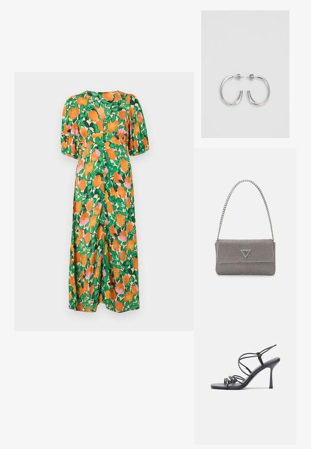 Blommig maxi-klänning med korta, puffärmar. Har en livlig grön bakgrund med orange och rosa rosor, framhävt av bladiga detaljer.; Svarta högklackade sandaler har tunna remmar med en knuten design, en slät fyrkantig tå och en smal stilettklack.; Ljusgrå metallisk handväska med kedjestropp, prydd med små cirkulära metallnitar och en triangulär logotyp.; Silver hoopsörhängen med en slät, glänsande yta, med en böjd form och post-stängning. Minimalistisk design med en modern finish.