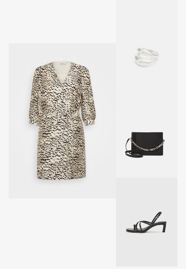 Kratka krema obleka z V-izrezom, sleevovi do treh četrtin in pasom. Ima črn živalski print po celotni površini.; Črne natikače s trakovi in kvadratnim prstom ter nizkim blokastim peto. Imajo več tankih trakov in nastavljiv trak okoli gležnja. Narejene so iz gladkega usnja.; Črna usnjena torba čez ramo z gladko teksturo, pravokotno obliko in kovinskim verižnim detajlom spredaj. Vključena je nastavljiva naramnica.; Srebrn dvojni prstan z gladko, polirano površino. Ima tekoč, ukrivljen dizajn z prekrivajočimi se sekcijami za sodoben videz.