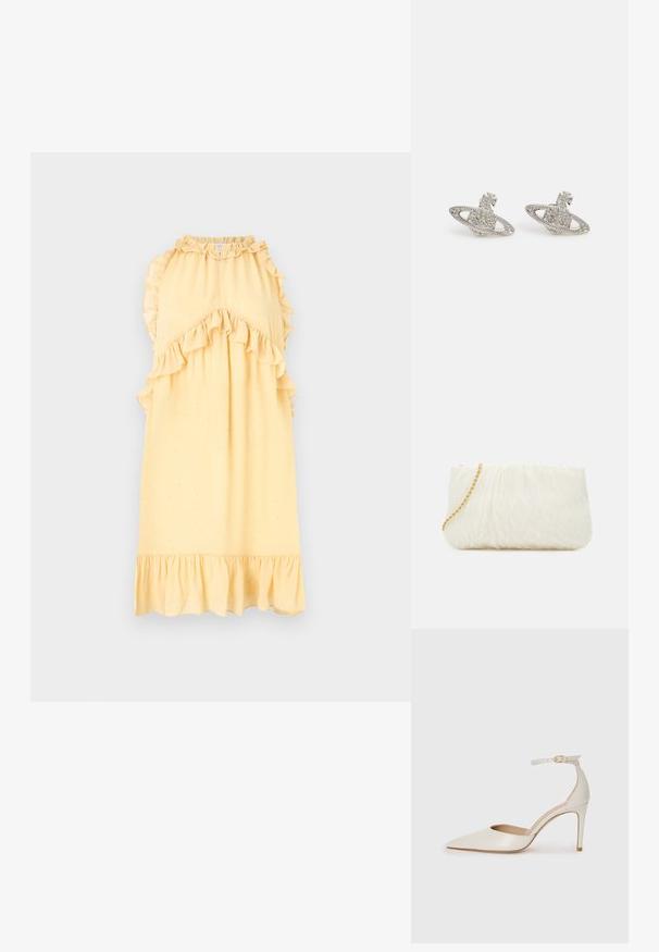 Hofmann Copenhagen SASHA - Päevakleit - butter cream; Valgete nahast kõrge kontsaga kingad, terava varbaga, ankle strapiga ja kitsaste stiletto kontsadega. Sile tekstuur koos peene läikega.; Valge tekstuuriga käekotike, millel on volditud disain ja kuldne ahel. Sile viimistlus peente lainetega ja ümarate servadega.; Hõbedased kõrvarõngad, mis on kujundatud Saturni kuju järgi, millel on tekstuuriga planeet koos rõngaga, kaunistatud väikeste selgete kristallidega ja paelakujulise kinnitusega.