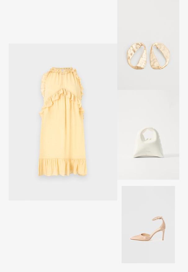 Hofmann Copenhagen SASHA - Denné šaty - butter cream; Naha lesklá kožená topánka s ostrou špičkou a remienkom okolo členka, s ihlovým podpätkom, s hladkým povrchom a minimalistickým dizajnom.; Biela kabelka s textúrovaným, zakriveným dizajnom. Disponuje výraznou rukoväťou a zaobleným dnom, s hladkým povrchom a minimálnym kovovým príslušenstvom.; Pár nepravidelných oválnych zlatistých kovových náušníc s textúrovaným, mierne rozbitým povrchom na bielom pozadí.