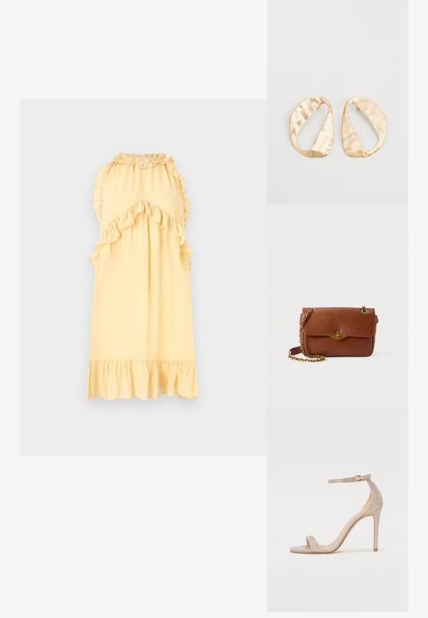 Hofmann Copenhagen SASHA - Nappali ruha - butter cream; Fém rózsaarany színű, pántos magassarkú szandál, texturált felsőrésszel, nyitott orral és arany csattal díszített bokapánttal.; Barna bőr keresztpántos táska hajtószorítással, arany színű fémrészekkel és lánc pánttal. Simább textúra, téglalap alakú, minimális díszítéssel.; Egy pár szabálytalan, ovális formájú, aranyszínű fém fülbevaló, enyhén kalapált felülettel, fehér háttéren.