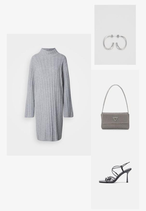Szürke kötött ruha magas gallérral, bordás textúrával és hosszú ujjal. Puha anyag, laza illeszkedéssel, combközépig ér.; Fekete magas sarkú szandálok vékony pántokkal, csomózott mintával, sima négyzetes orral és karcsú stiletto sarkal rendelkeznek.; Világosszürke fémes kézitáska lánc pánttal, kis kör alakú fém kifinomult díszítéssel és háromszög alakú márkagéppel.; Ezüst karika fülbevalók sima, fényes felülettel, ívelt formával és postazáras zárral. Minimalista, modern kivitel.