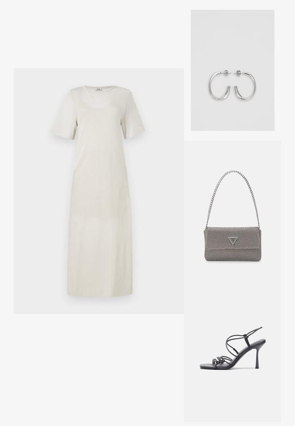 Robe beige clair en tissu doux, avec des manches courtes et un col rond, présentant une silhouette droite jusqu'aux chevilles.; Des sandales noires à talons hauts avec des fines lanières au design noué, un bout carré lisse et un talon aiguille élégant.; Sac à main en métal gris clair avec une bandoulière en chaîne, orné de petits clous métalliques ronds et d'un logo de marque triangulaire.; Boucles d'oreilles créoles en argent avec une surface lisse et brillante, présentant une forme incurvée et une fermeture à tige. Design minimaliste avec une finition moderne.