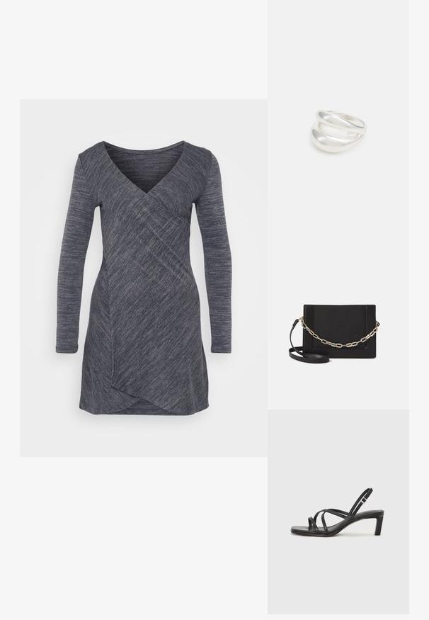 Ilga rankovė suknelė tamsiai pilka, pagaminta iš tekstūrinio audinio su V formos iškirpte ir įstrižine apvyniojimo dizainu, pasižyminti elegantišku prigludimu ir asimetriška apačia.; Juodi šlepetės su kvadratiniu pirštu ir žemu bloku kulnu. Yra keli ploni dirželiai ir reguliuojamas kulkšnies diržas. Pagaminti iš lygios odos.; Juodas odinis per petį nešiojamas krepšys turi lygų paviršių, stačiakampio formą ir metalinę grandinėlę priekyje. Pridedama reguliuojama dirželis.; Sidabrinis dvigubas žiedas su lygiu, poliruotu paviršiumi. Pasižymi sklandžiu, kreiptu dizainu su persipinančiomis dalimis, suteikiančiomis modernų išvaizdą.