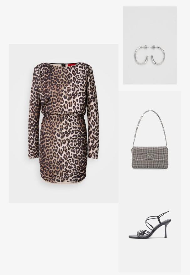 Leopardi-kuosiset mekko, jossa on pitkät hihat, pyöreä pääntie, rypytetty yksityiskohta ja tiukka siluetti. Valmistettu sileästä, joustavasta kankaasta.; Mustat korkokengät sandaalit, joissa on ohuet hihnat solmittuna, sileä neliön muotoinen varvasosa ja tyylikäs stiletto-korko.; Vaalea harmaa metallinen käsilaukku, jossa on ketjusanka. Laukku on koristeltu pienillä pyöreillä metallikoruilla ja kolmion muotoisella brändilogolla.; Hopeiset korvarenkaat, joissa on sileä ja kiiltävä pinta, kaareva muoto ja piikkikiinnitys. Minimalistinen muotoilu modernilla viimeistelyllä.