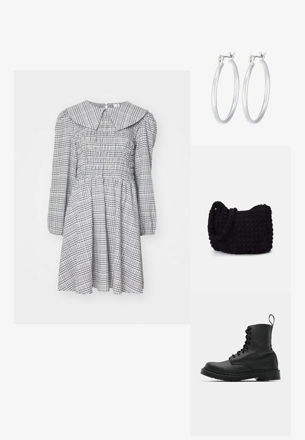 Dětské šaty s nabíranými rukávy, kulatým límcem, šedobílým kostkovaným vzorem, lehkým materiálem a nařaseným pasem pro rozšířený siluetu.; Černá kožená bojová bota s kulatou špičkou, šněrováním vpředu a poutkem na zadní straně u kotníku. Vybavena silnou gumovou podrážkou pro maximální trvanlivost.; Černá látková taška s texturovaným, prošívaným vzorem. Zaoblený tvar, krátké, silné uchy a měkká, flexibilní struktura.; Stříbrné kruhové náušnice s hladkým, lesklým povrchem. Kulatý tvar a bezpečné zapínání na klip. Lehký design vhodný pro každodenní nošení.