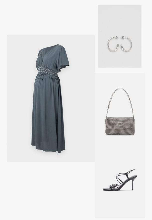 Siva nosečnostna obleka s kratkimi rokavi, V-izrezom in nagubanim pasom, ki ustvarja pretanjeno silhueto in mehak občutek.; Črne visoke sandale na peto imajo tanke naramnice z vozlom, gladek kvadratni toe in eleganten stiletto peto.; Svetlo siva kovinska torbica z verižnim ročajem, okrašena z majhnimi okroglimi kovinskimi bleščicami in trikotnim logotipom blagovne znamke.; Srebrne obročaste uhane z gladko, sijočo površino. Zaobljena oblika, lahka zasnova, z zapiranjem na zatič.