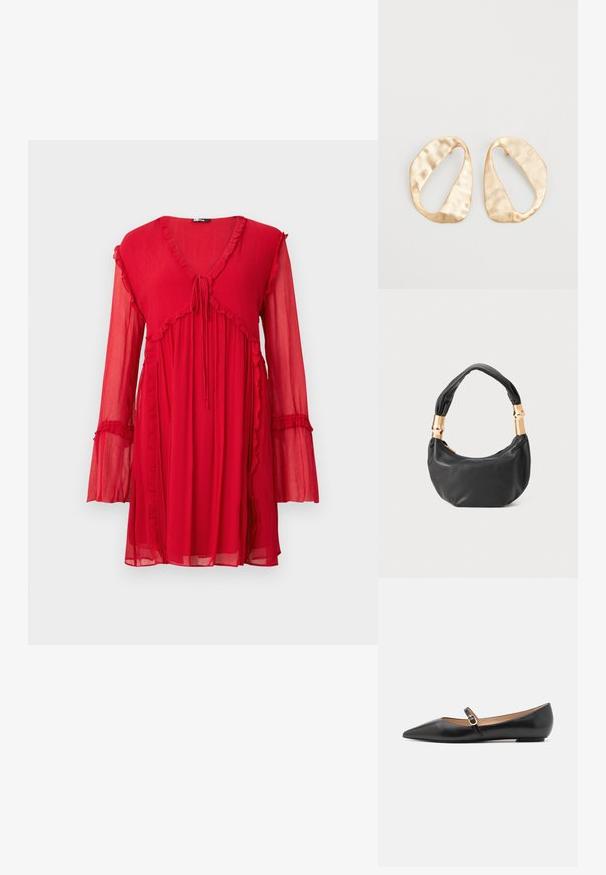 Červené šaty s dlouhými rukávy a výstřihem do V, se zavazováním a volánkovými detaily. Vyrobené z lehké, texturované látky s volným střihem.; Černé kožené baleríny s špičatou špičkou a bočním páskem, který má kulatý zlatý akcent. Lehká konstrukce s plochou podrážkou.; Černá kožená kabelka s kulatým tvarem, měkkou texturou a uzlovou rukojetí se zlatými kovovými detaily. Zapínání na zip.; Pár nepravidelných oválných náušnic z kovu pozlaceného zlatem s texturovaným, mírně kladivkovým povrchem na bílém pozadí.