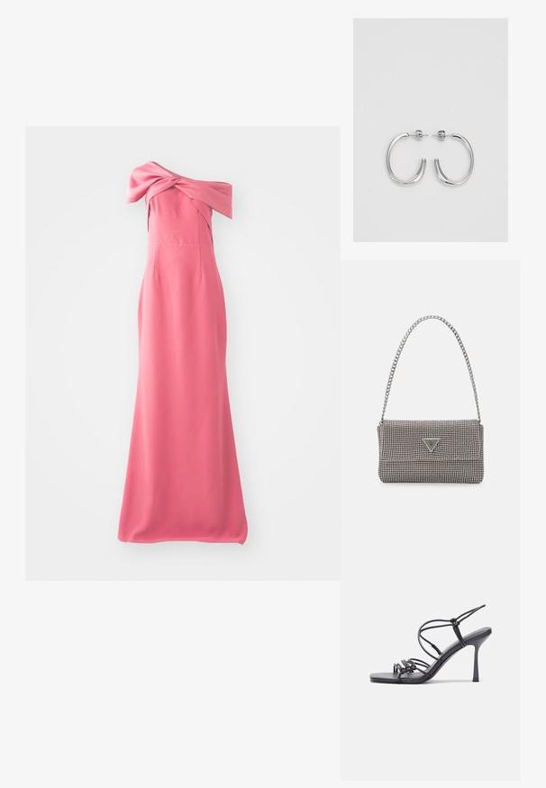 Langes pinkes Kleid mit schulterfreiem Design, das eine geknotete Detail am Ausschnitt und einen glatten, fließenden Stoff aufweist.; Schwarze, hochhackige Sandalen mit dünnen Riemen und einem geknoteten Design, einer glatten, rechteckigen Zehenpartie und einem eleganten Stiletto-Absatz.; Hellegraue metallische Handtasche mit einer Kettenriemen, verziert mit kleinen kreisförmigen metallic Nieten und einem dreieckigen Markenlogo.; Silberne Creolen mit einer glatten, glänzenden Oberfläche, einer gebogenen Form und einer Steckverschluss. Minimalistisches Design mit modernem Finish.