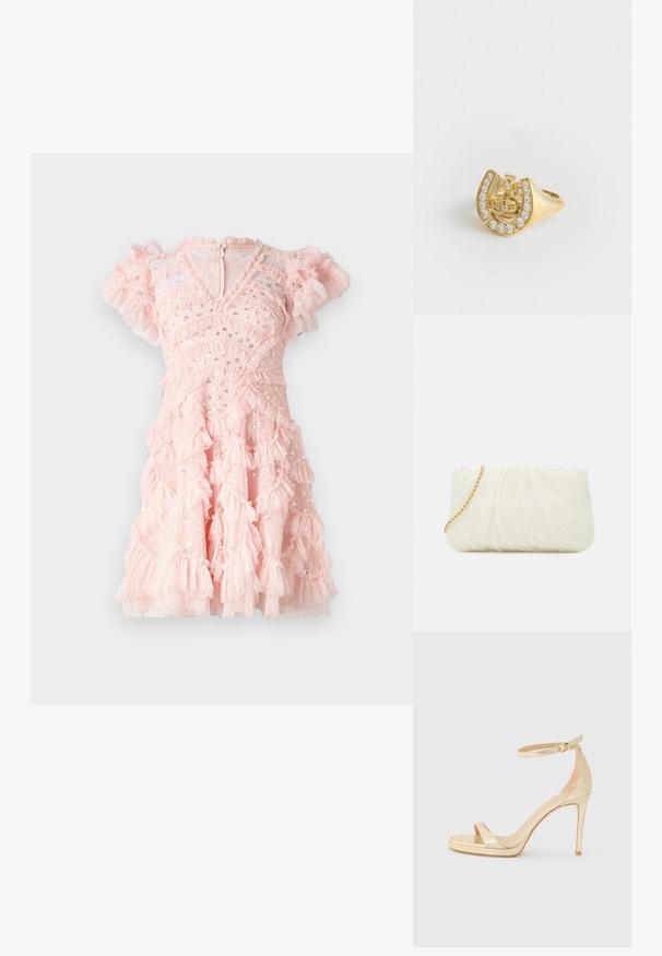 Needle & Thread AURELIE jasnoróżowy; Złote metaliczne sandały na wysokim obcasie z odkrytymi palcami, z paskiem w okolicy kostki z klamrą i platformą dla dodatkowej wysokości. Gładka tekstura.; Biała torebka kopertowa o teksturowej powierzchni z marszczeniem, z złotym łańcuszkiem. Gładkie wykończenie z delikatnymi falami i zaokrąglonymi krawędziami.; Złoty pierścionek z wzorem korony wewnątrz podkowy, ozdobiony małymi przezroczystymi kamieniami szlachetnymi, na białym tle.