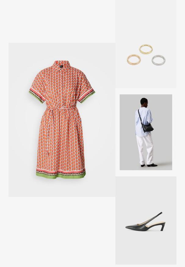 Kurzärmliges, knöpfbares Kleid mit einem leuchtend orangefarbenen Erdbeermuster, einer taillierten Taille und kontrastierenden Blumen- und Streifenborten.; Schwarzer spitz zulaufender Slingback-Schuh mit niedrigem Absatz, der aus glattem Leder gefertigt ist und seitliche Ausschnitte für Atmungsaktivität aufweist.; Schwarze Leder-Umhängetasche mit weicher Textur, dreieckiger Form und verstellbarem Tragegurt, kombiniert mit einem hellblauen gestreiften Hemd und weißen Hosen.; Drei Metallringe: einer in Roségold, einer aus Gold mit strukturierten Akzenten und einer aus Silber, alle mit graviertem Branding auf dem inneren Band.