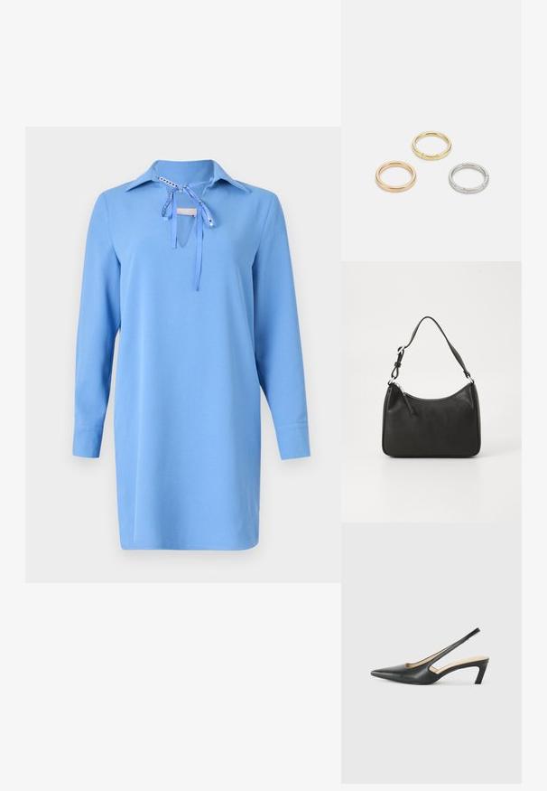 Rochie albastră dintr-un material moale, cu guler, mâneci lungi și un detaliu la gât legat. Textură netedă cu un design simplu.; Pantof cu toc mic, cu vârf ascuțit și slingback, realizat din piele netedă, având un design decupat pe lateral pentru respirabilitate.; Geantă de mână din piele neagră, cu o formă curbată, curea unică, închidere cu fermoar și un branding subtil pe față. Textură fină, design minimalist.; Trei inele din metal: unul roz aurie, unul auriu cu accente texturate și unul argintiu, toate cu branding gravat pe banda interioară.